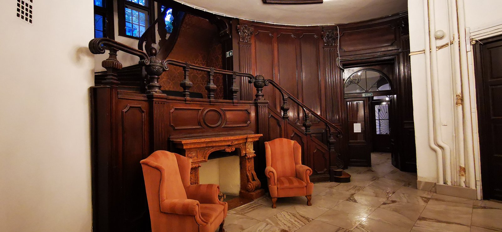 A bejárat és a feljárat